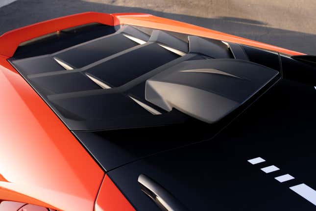 La tapa del techo y la cubierta del motor del Lamborghini Huracan Sterrato 2024